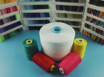 Chine 100% polyester 20S/3 de blanc crus qui respecte l'environnement ont tourné le fil pour le fil de couture fournisseur