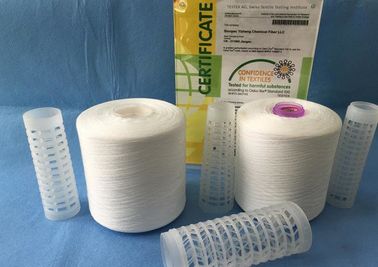 Le polyester cru du blanc 100 a tourné le fil de couture de fil/polyester sur le tube en plastique